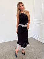 Modelfoto af pige i sort DALME nederdel med hvide blonder, samt matchende DALME top. Alt er fra BySofieSønderby.