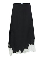 Produktbillede af sort DALME nederdel med hvide blonder. Set forfra. Fra BySofieSønderby