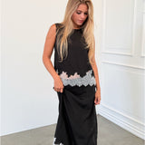 Modelfoto af pige i sort DALME top med hvide blonder, samt matchende DALME nederdel. Alt er fra BySofieSønderby.