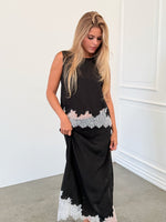 Modelfoto af pige i sort DALME top med hvide blonder, samt matchende DALME nederdel. Alt er fra BySofieSønderby.