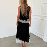 Modelfoto af pige i sort DALME top med hvide blonder, samt matchende DALME nederdel. Alt er fra BySofieSønderby.