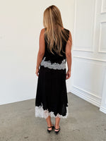 Modelfoto af pige i sort DALME top med hvide blonder, samt matchende DALME nederdel. Alt er fra BySofieSønderby.