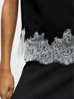 Detaljebillede af sort DALME top med hvide blonder. Fra BySofieSønderby