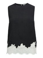 Produktbillede af sort DALME top med hvide blonder. Set forfra. Fra BySofieSønderby