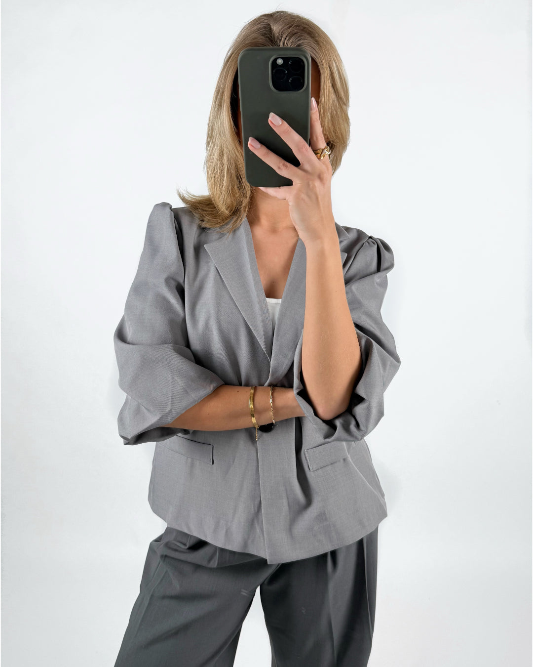 Modelfoto af pige med grå DANA blazer, samt grå MILAN bukser. Set forfra. Alt er fra BySofieSønderby