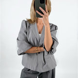 Modelfoto af pige med grå DANA blazer, samt grå MILAN bukser. Set forfra. Alt er fra BySofieSønderby