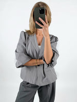 Modelfoto af pige med grå DANA blazer, samt grå MILAN bukser. Set forfra. Alt er fra BySofieSønderby