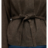 Detaljebillede af brun Darla jakke. Fra BySofieSønderby.