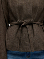 Detaljebillede af brun Darla jakke. Fra BySofieSønderby.