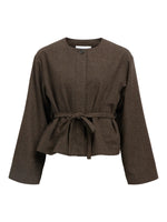 Produktbillede af brun Darla jakke. Set forfra. Fra BySofieSønderby.