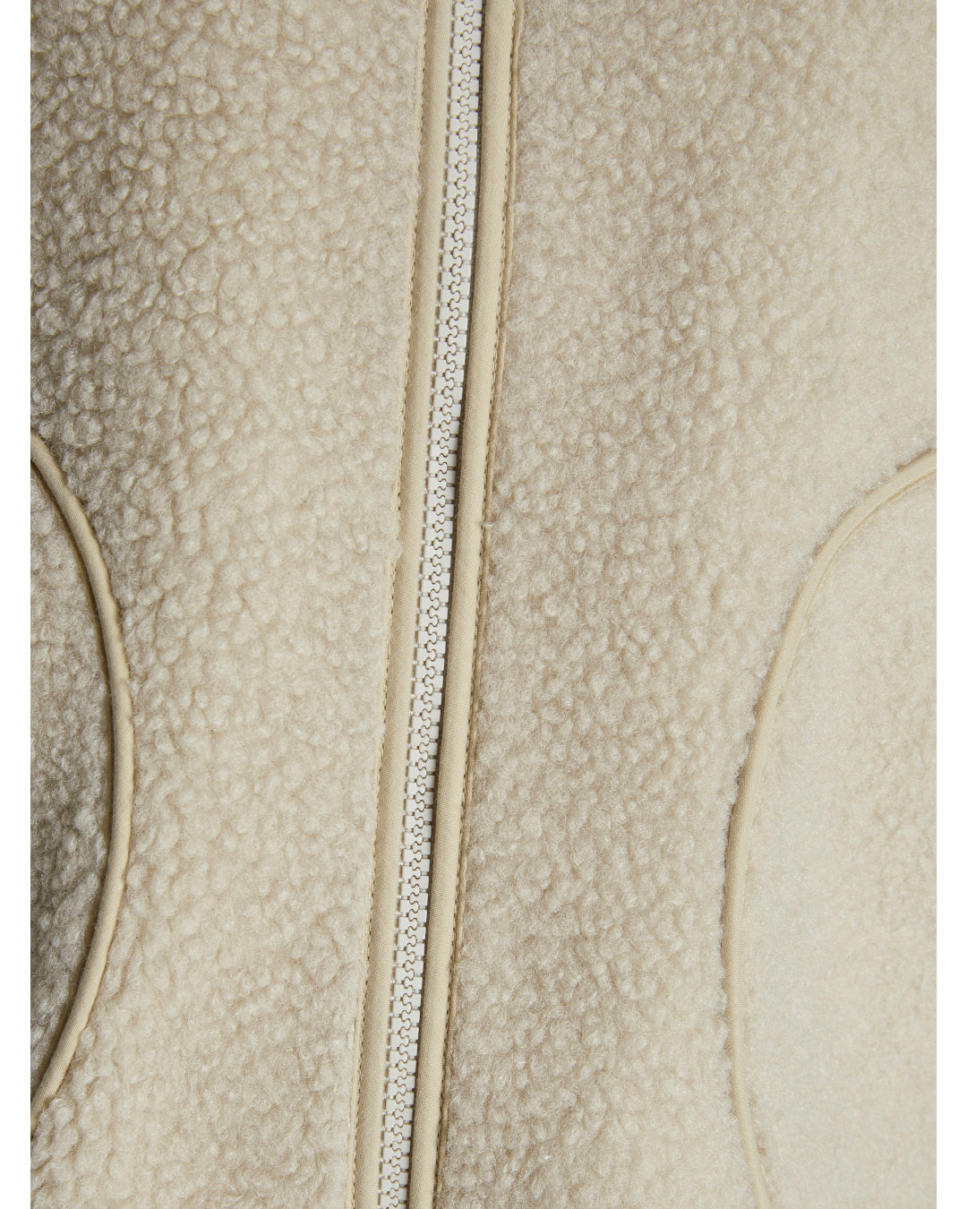 Detaljebillede af beige DAWN vest. Fra BySofieSønderby.