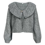 Produktfoto af grå DENISI strik med smarte detaljer. Set forfra. Fra BySofieSønderby