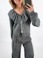 Modelfoto af pige med grå DENISI strik cardigan, samt grå MILAN bukser. Set forfra. Alt er fra BySofieSønderby