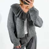 Modelfoto af pige med grå DENISI strik cardigan, samt grå MILAN bukser. Set forfra. Alt er fra BySofieSønderby