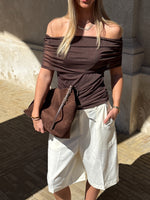 Modelbillede af DINA off shoulder top, brun. Fra BySofieSønderby