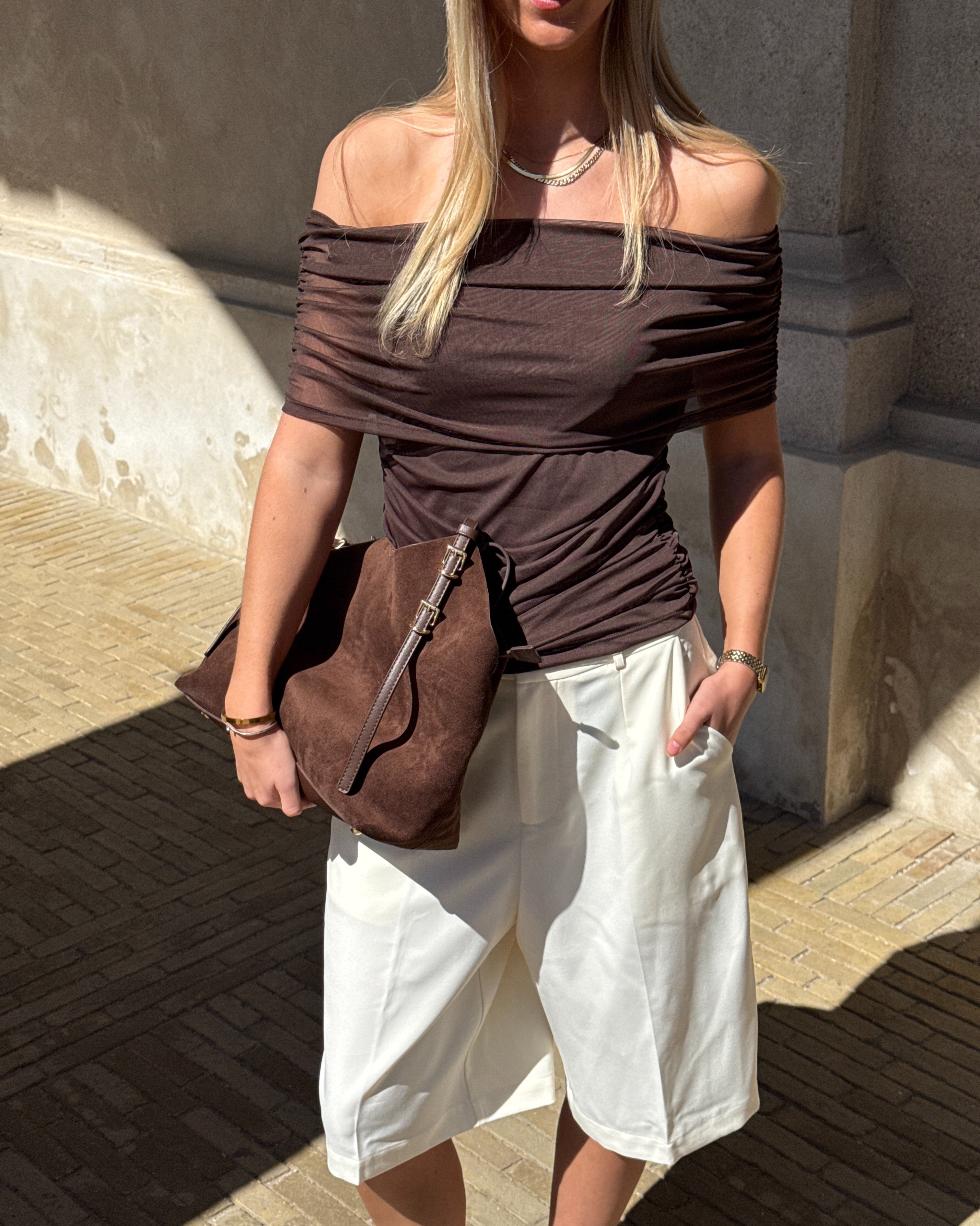 Modelbillede af DINA off shoulder top, brun. Fra BySofieSønderby