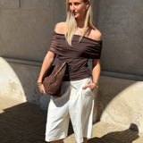Modelbillede af DINA off shoulder top, brun. Fra BySofieSønderby