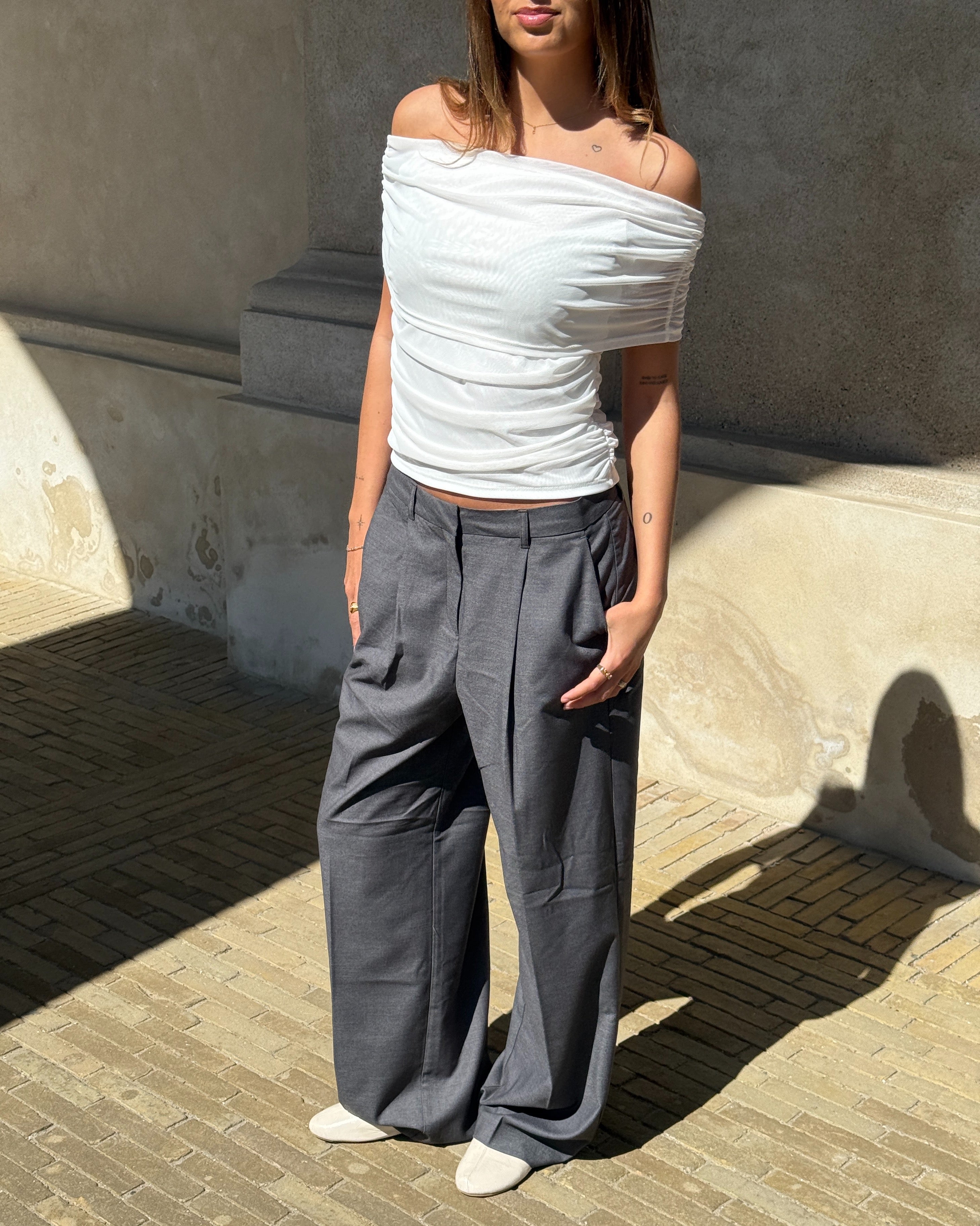 Modelbillede af DINA off shoulder top, hvid. Fra BySofieSønderby
