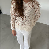Modelfoto af pige som bærer hvid DOLLY bluse med storblomstret mønster, samt hvide jeans. Alt er fra BySofieSønderby