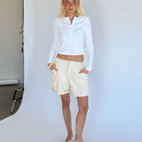 Modelbillede af beige DORA shorts. Set forfra. Fra BySofieSønderby