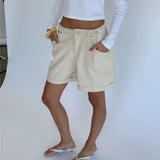 Modelbillede af beige DORA shorts. Set forfra. Fra BySofieSønderby