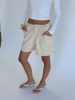 Modelbillede af beige DORA shorts. Set forfra. Fra BySofieSønderby