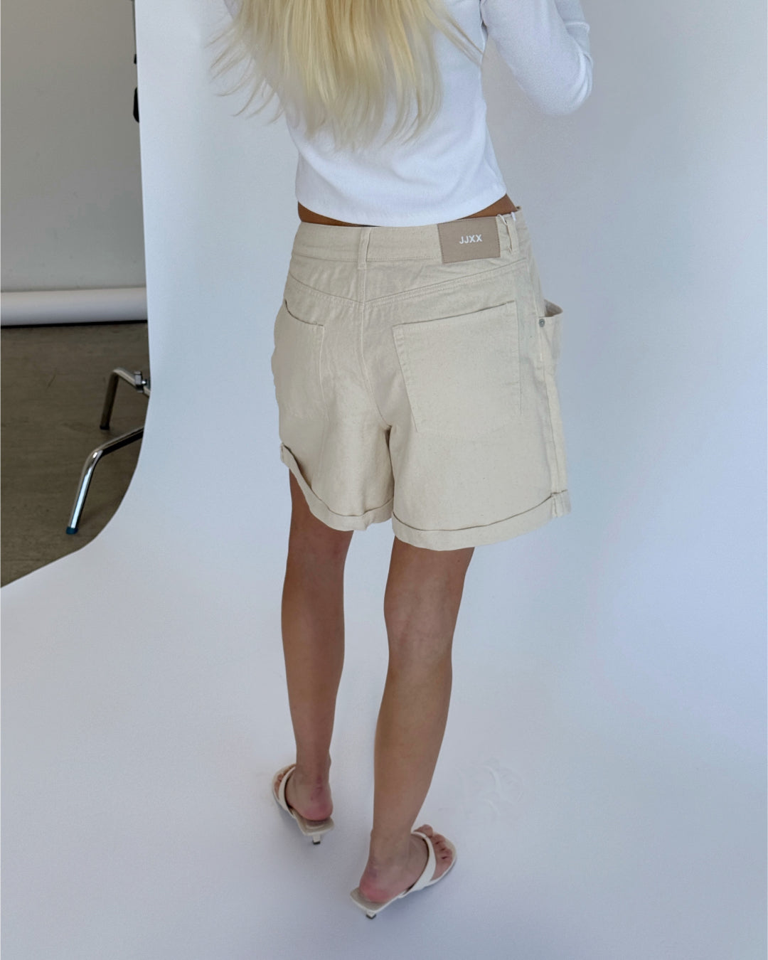 Modelbillede af beige DORA shorts. Set bagfra. Fra BySofieSønderby