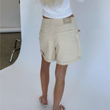 Modelbillede af beige DORA shorts. Set bagfra. Fra BySofieSønderby