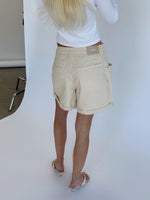 Modelbillede af beige DORA shorts. Set bagfra. Fra BySofieSønderby