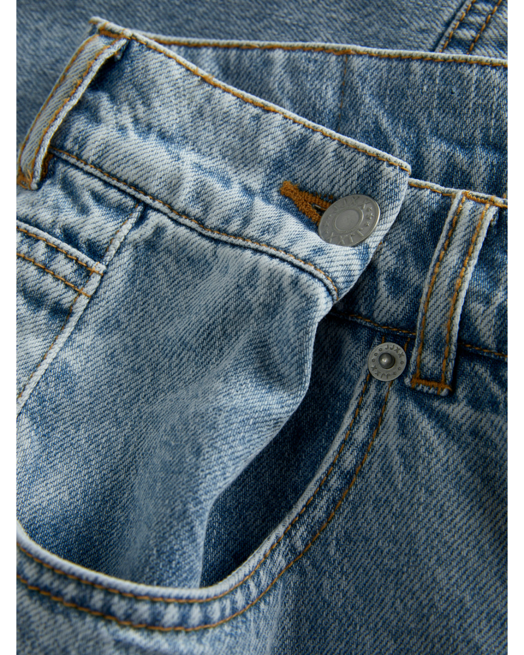 Produktfoto som viser stoffets detaljer af DORA shorts, blå - fra BySofieSønderby