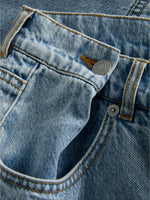 Produktfoto som viser stoffets detaljer af DORA shorts, blå - fra BySofieSønderby