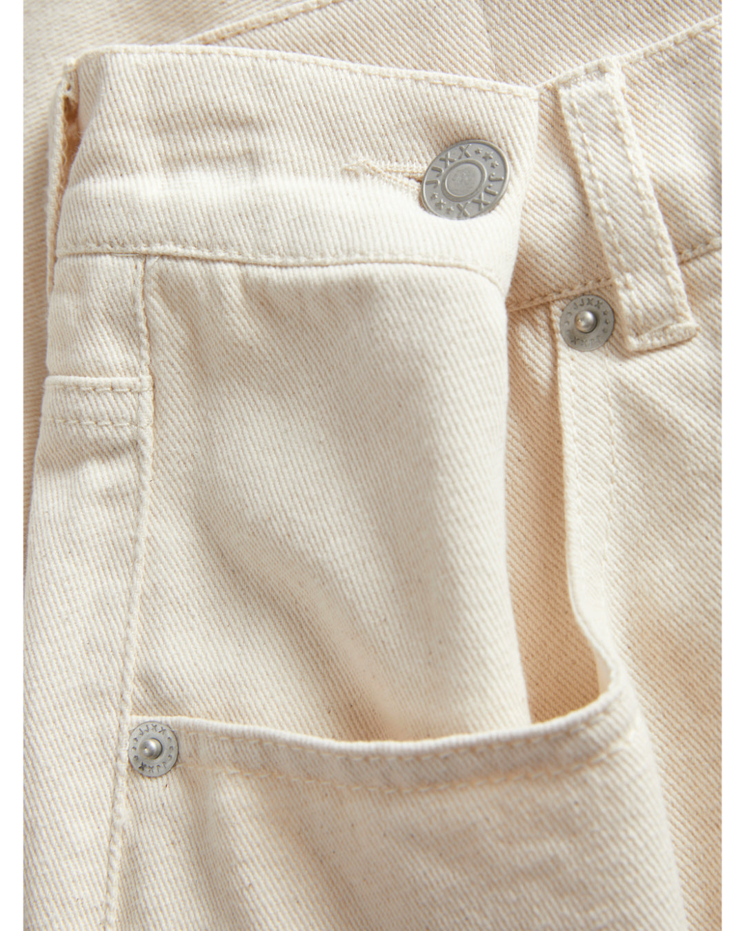 Produktfoto som viser stoffets detaljer af DORA shorts, beige - fra BySofieSønderby