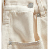 Produktfoto som viser stoffets detaljer af DORA shorts, beige - fra BySofieSønderby