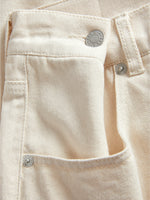 Produktfoto som viser stoffets detaljer af DORA shorts, beige - fra BySofieSønderby