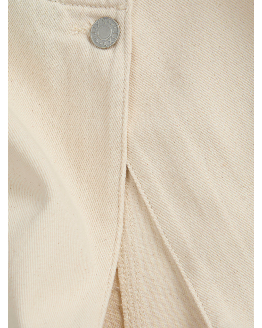 Produktfoto som viser stoffets detaljer af DORA top, beige - fra BySofieSønderby