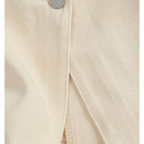 Produktfoto som viser stoffets detaljer af DORA top, beige - fra BySofieSønderby