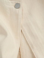 Produktfoto som viser stoffets detaljer af DORA top, beige - fra BySofieSønderby