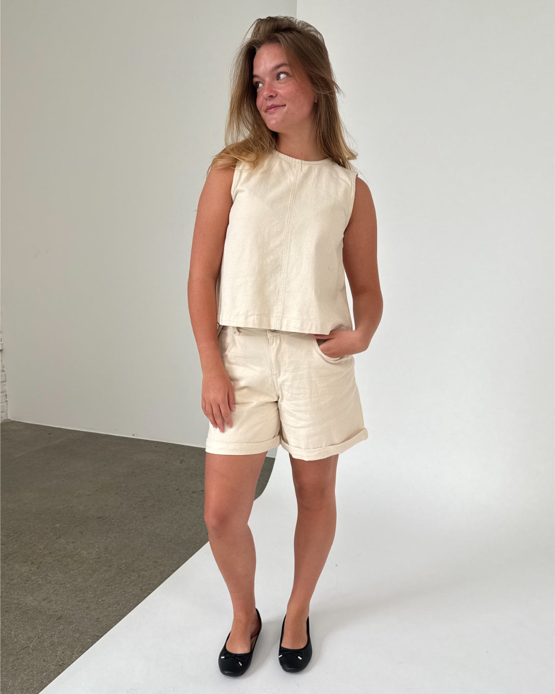 Modelfoto af pige med DORA shorts, beige og DORA top, beige - begge fra BySofieSønderby