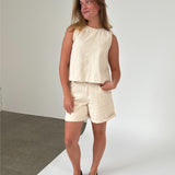 Modelfoto af pige med DORA shorts, beige og DORA top, beige - begge fra BySofieSønderby