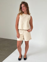Modelfoto af pige med DORA shorts, beige og DORA top, beige - begge fra BySofieSønderby