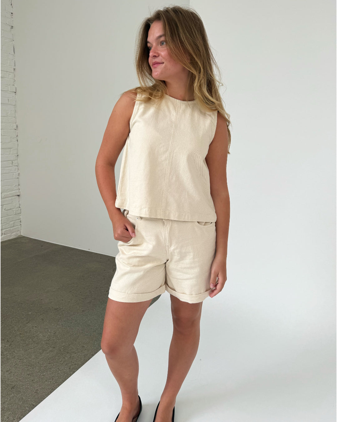 Modelfoto af pige med DORA shorts, beige og DORA top, beige - begge fra BySofieSønderby