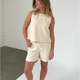 Modelfoto af pige med DORA shorts, beige og DORA top, beige - begge fra BySofieSønderby