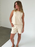 Modelfoto af pige med DORA shorts, beige og DORA top, beige - begge fra BySofieSønderby