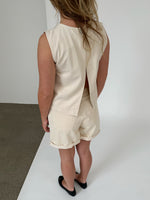 Modelfoto af pige med DORA shorts, beige og DORA top, beige - begge fra BySofieSønderby