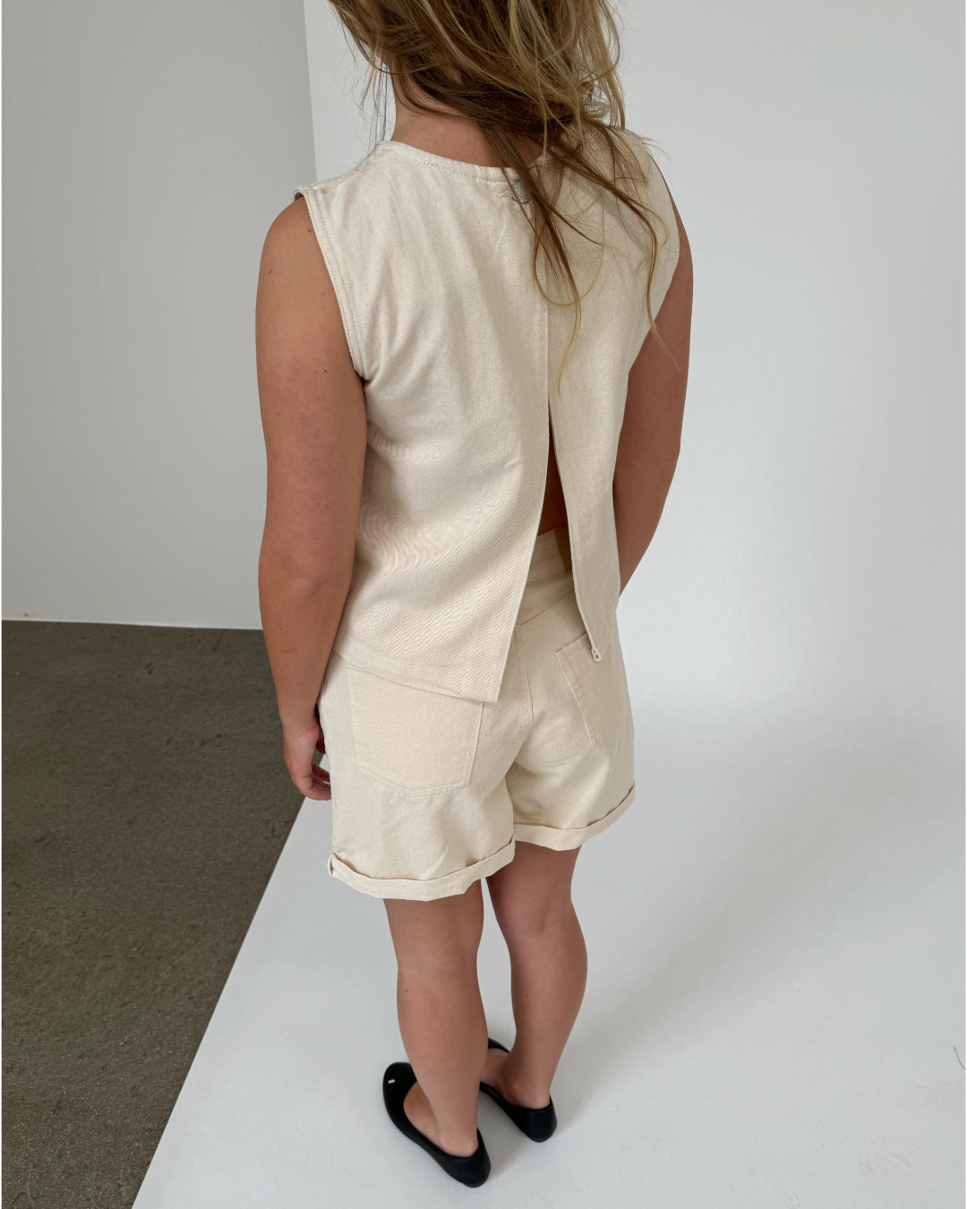 Modelfoto af pige med DORA shorts, beige og DORA top, beige - begge fra BySofieSønderby