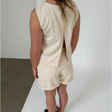 Modelfoto af pige med DORA shorts, beige og DORA top, beige - begge fra BySofieSønderby