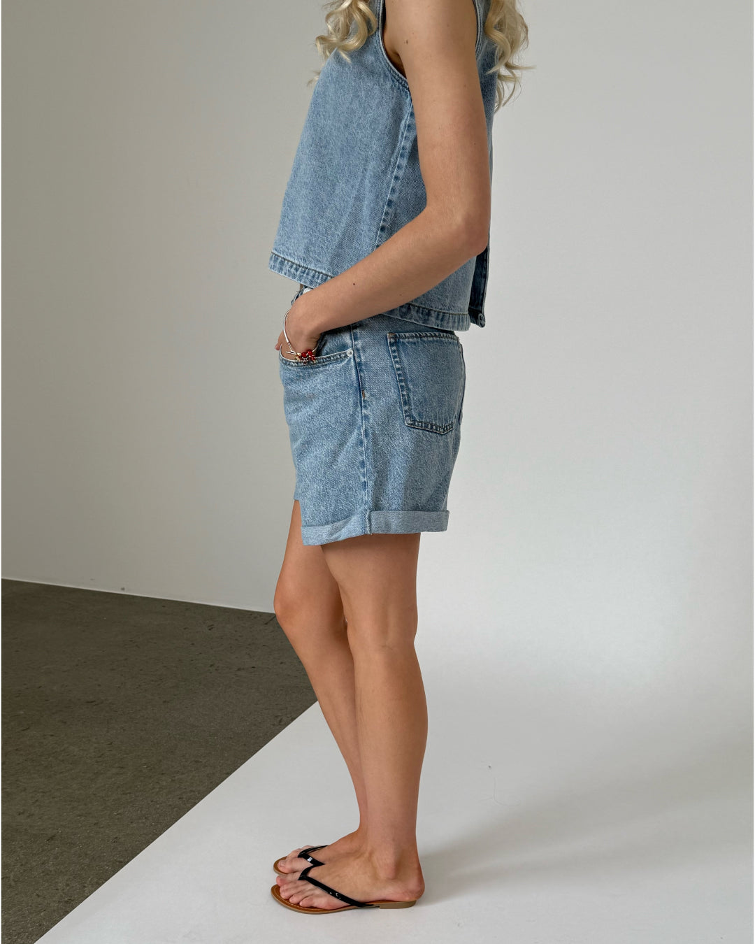 Modelfoto af pige med DORA shorts, blå og DORA top, blå - begge fra BySofieSønderby