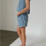 Modelfoto af pige med DORA shorts, blå og DORA top, blå - begge fra BySofieSønderby