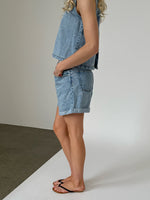 Modelfoto af pige med DORA shorts, blå og DORA top, blå - begge fra BySofieSønderby