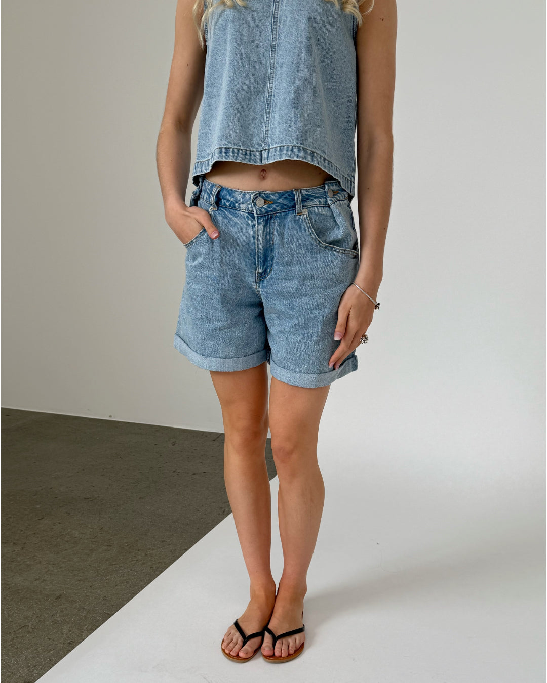Modelfoto af pige med DORA shorts, blå og DORA top, blå - begge fra BySofieSønderby